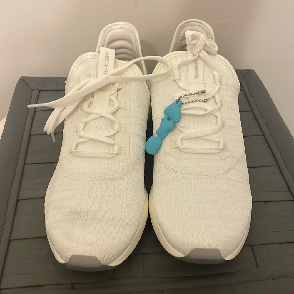 Reebok woman’s DMX ‘Moving Air’ All White Sneakers 9.5 brand new w/o box